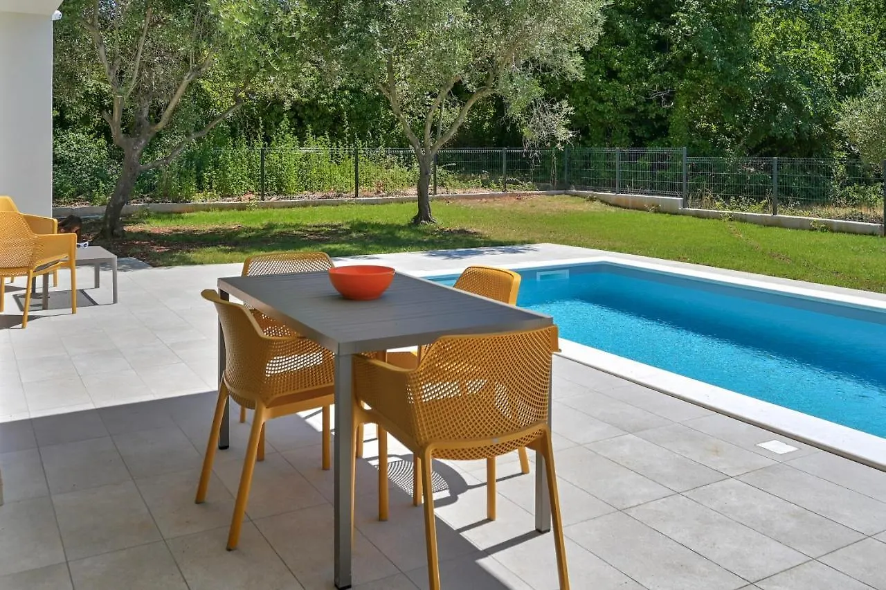 Villa Solis-Modern Villa For A Romantic Retreat, Heated Pool Ližnjan