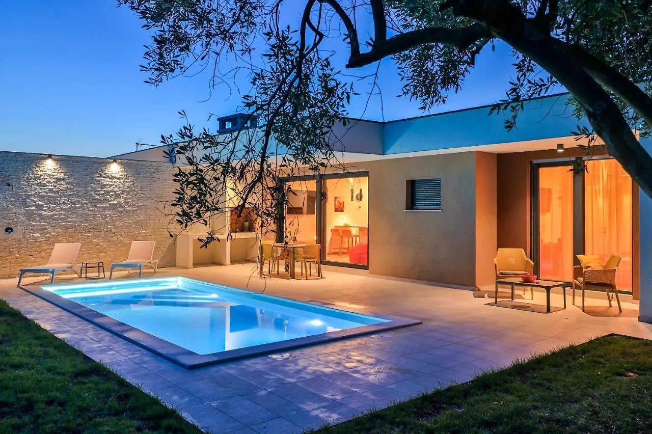 Villa Solis-Modern Villa For A Romantic Retreat, Heated Pool Liznjan