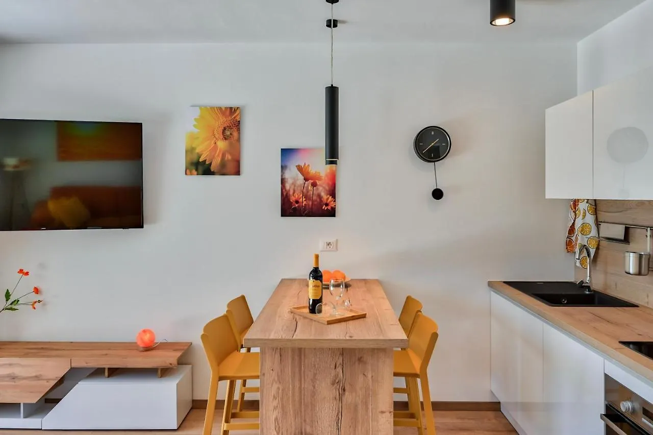Villa Solis-Modern Villa For A Romantic Retreat, Heated Pool Liznjan