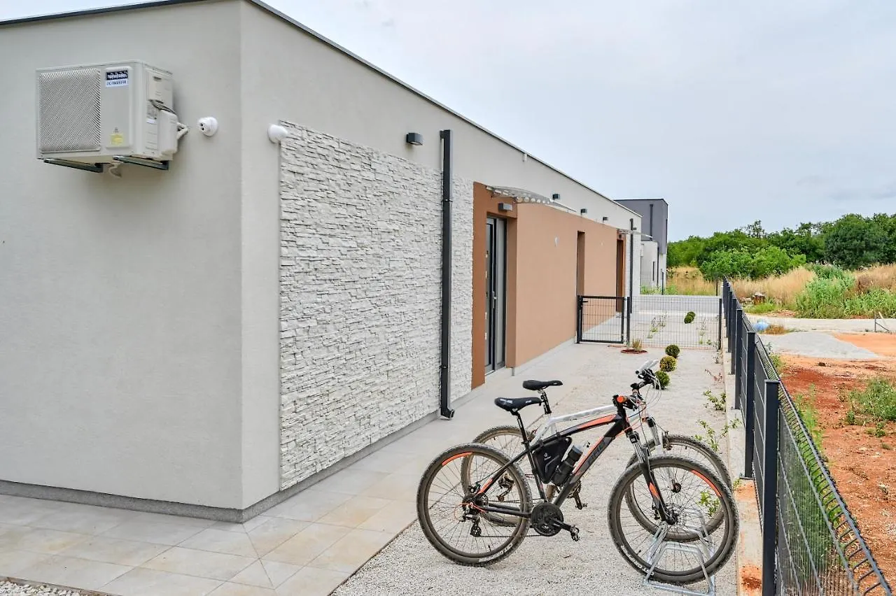 Villa Solis-Modern Villa For A Romantic Retreat, Heated Pool Liznjan