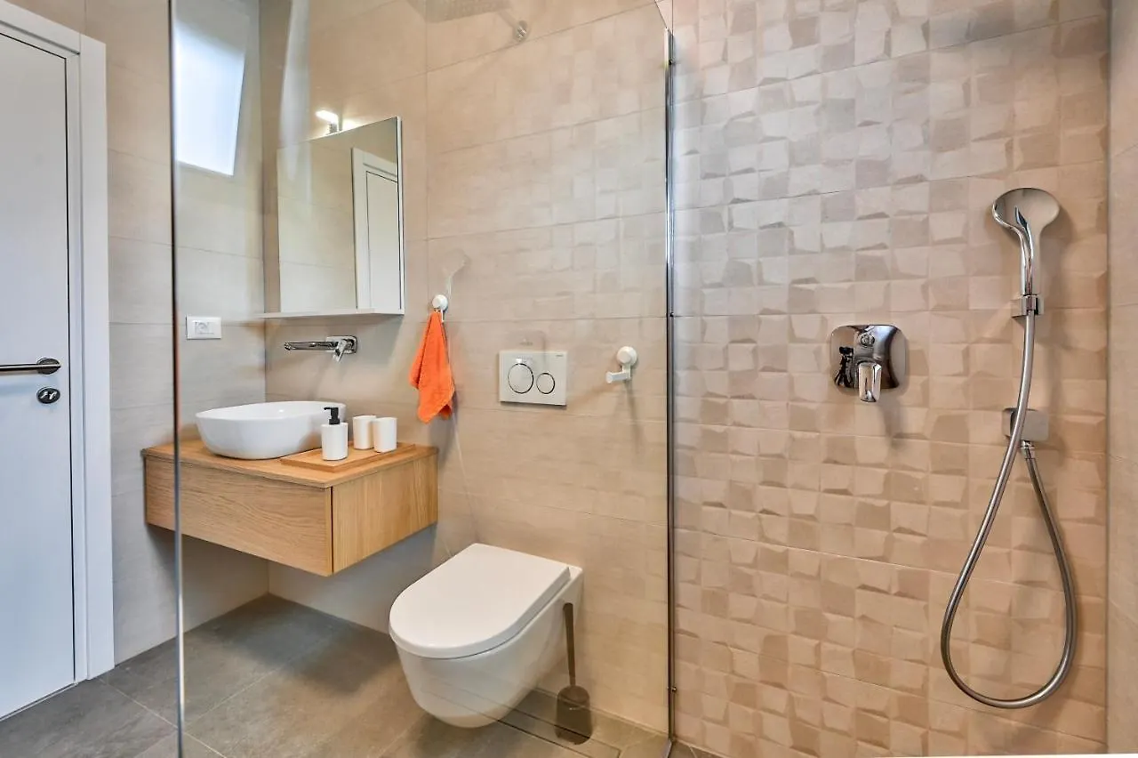 Villa Solis-Modern Villa For A Romantic Retreat, Heated Pool Liznjan