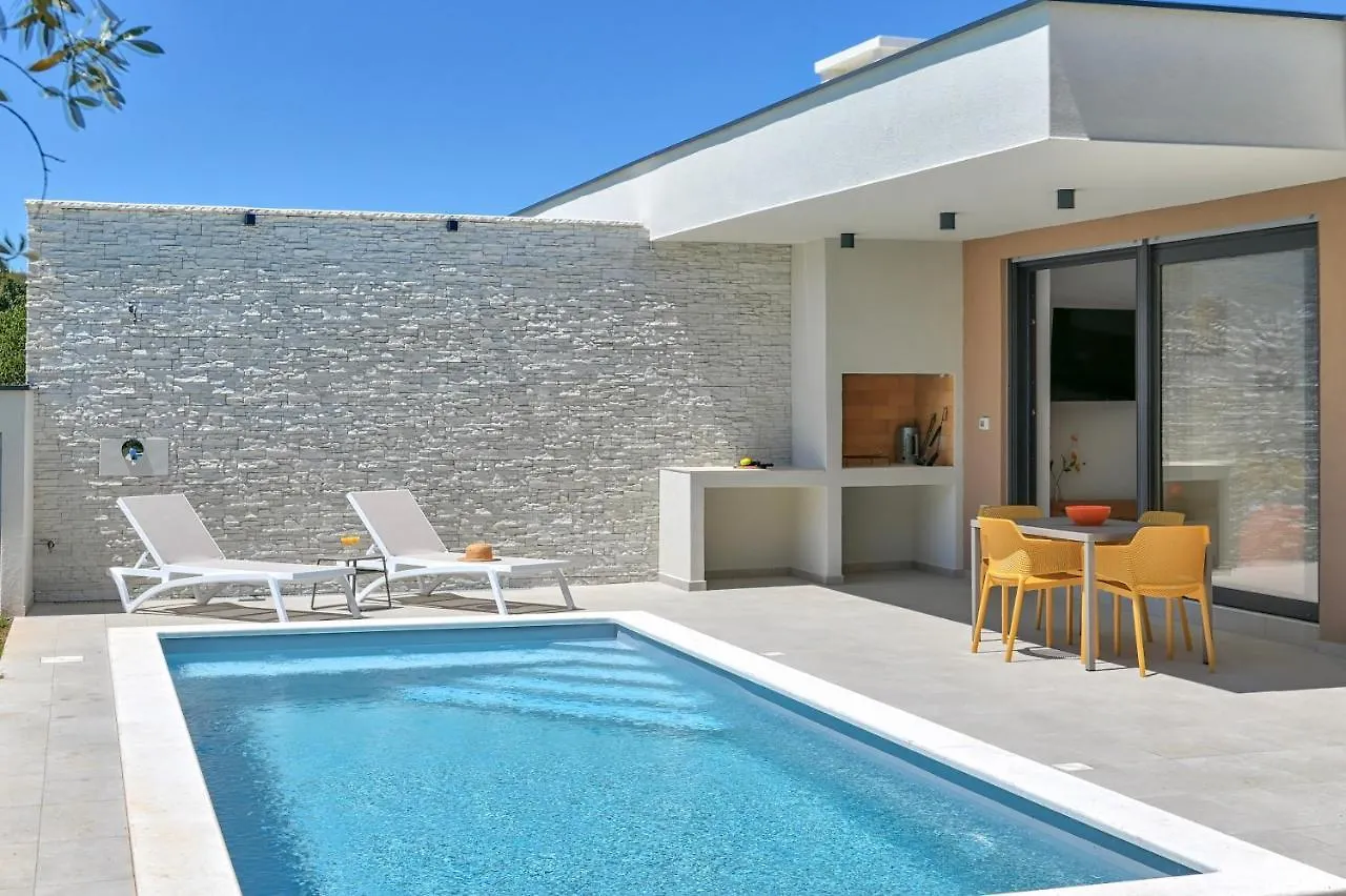 Villa Solis-Modern Villa For A Romantic Retreat, Heated Pool Liznjan