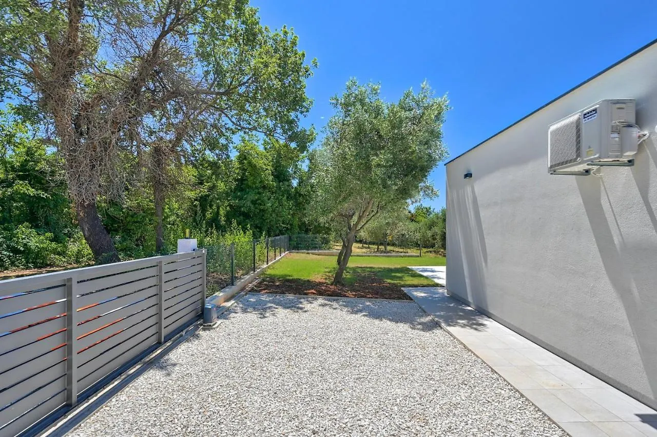 Villa Solis-Modern Villa For A Romantic Retreat, Heated Pool Liznjan