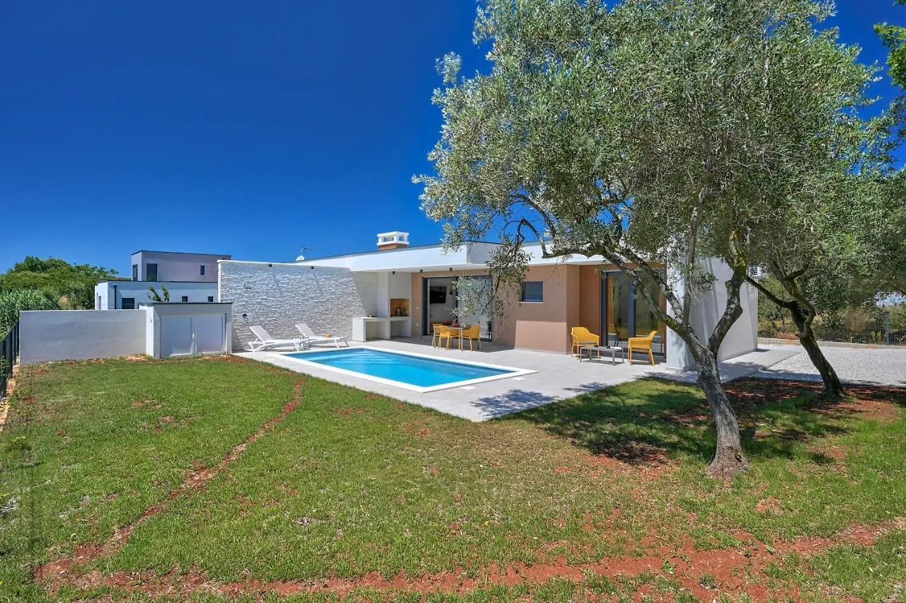 Villa Solis-Modern Villa For A Romantic Retreat, Heated Pool Liznjan Croatia