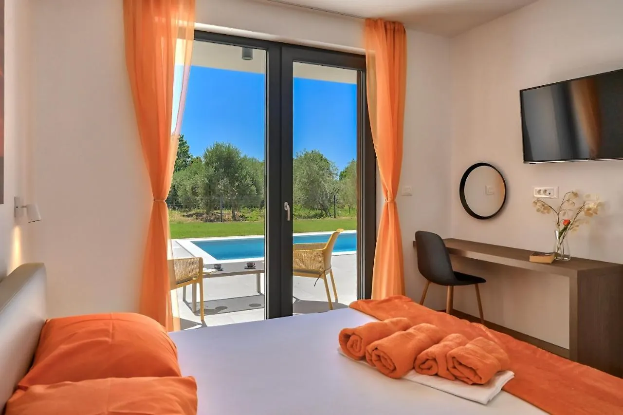 Villa Solis-Modern Villa For A Romantic Retreat, Heated Pool Liznjan